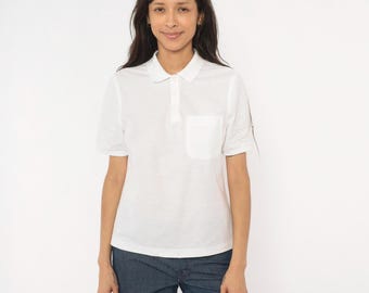 Camisa polo branca dos anos 80 com bolso, monograma bordado na gola e botões. Malha piqué de algodão marfim, estilo tênis preppy, manga curta, vintage, tamanho pequeno (S).