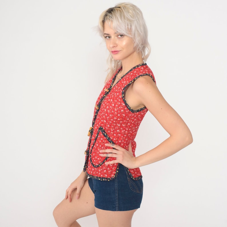 Chaleco acolchado con estampado floral de los años 70, estilo hippie, estilo bohemio, con estampado de calicó rojo, sin mangas, con botones para festivales, estilo bohemio, años 70, talla extra pequeña xs 0 imagen 5