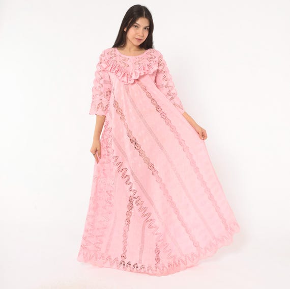 80s Pink Eyelet Lace Dress Ruffle Bib Collar Scalloped Hem Gown Rose Blush Prairie Puff Sleeve Garden Lounge Embroidered Romantic Medium M