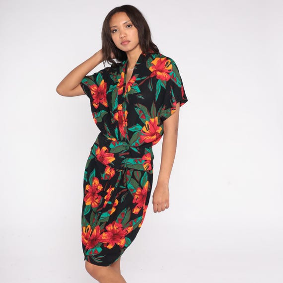 Tropical Floral Dress 90s Black Red Orange Green Short Sleeve Wrap Style Casual Corner Keyhole Back Vacation Summer Midi Medium M