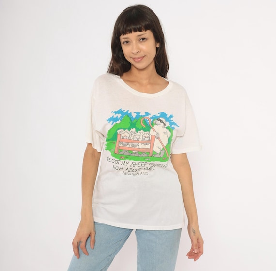 New Zealand Sheep Pun Tee 90s Novelty Graphic Cotton Tourist Souvenir Funny Animal Cartoon White Cream Vacation Travel Vintage Top Medium M