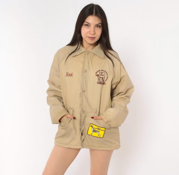 80s Pointer Dog Coach Jacket Snap Front Windbreaker Tan Dog Breed Patch Embroidered Name "Hank" Lined Khaki Sand Outdoors Vintage Medium M