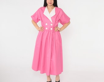 Abito rosa vintage anni '80, midi, in popeline di cotone e poliestere, colletto con revers bianco, doppiopetto, vita alta elasticizzata, gonna ampia, maniche corte anni '80, piccola
