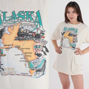 T-shirt de l'Alaska des années 90, carte de l'Alaska, t-shirt mauvais aigle macareux moine, t-shirt graphique rétro USA voyage t-shirt en coton crème, vintage des années 1990, grand maillot