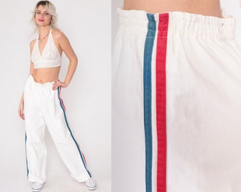 Pantalon de survêtement des années 80 à rayures blanches, pantalon large, survêtement old school, course à pied des années 80, sport vintage rétro, échauffement bleu rouge petit moyen