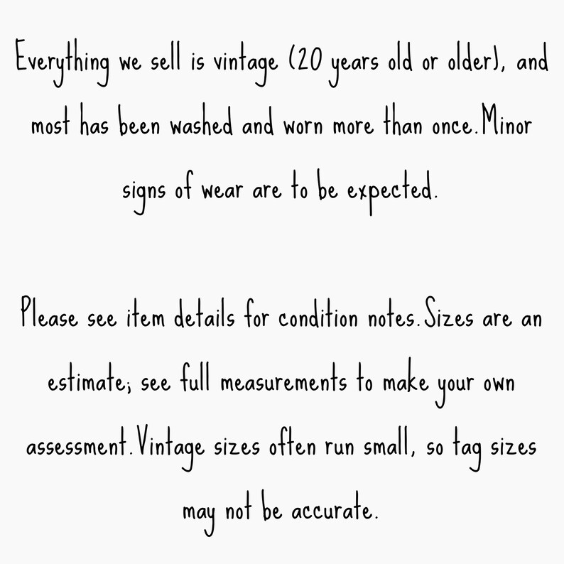 Op de afbeelding: Handgeschreven tekst in zwarte inkt op een witte achtergrond. De tekst beschrijft vintage items, waarbij wordt vermeld dat ze zijn gewassen en gedragen, met lichte slijtage te verwachten. Het adviseert om de artikeldetails te controleren op staat en afmetingen.