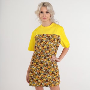 Floral Shift Dress 60s Mod Mini Dress Bright Yellow Flower Print Groovy Gogo Sixties Day Minidress Short Sleeve Vintage 1960s Petite Medium