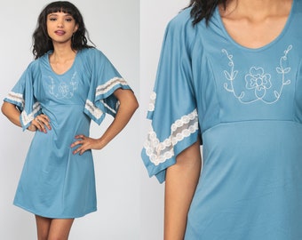 Babydoll mini-jurk Angel Flutter Sleeve Dress jaren '70 BLOEMEN geborduurd Boho Empire taille jaren 1970 Vintage Boho MiniDress blauw kant klein