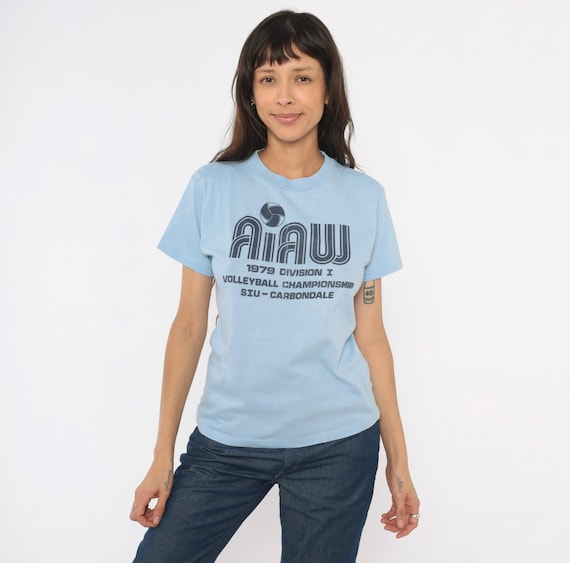 70s Volleyball Tee Light Blue Navy Graphic Print Championship SIU Carbondale 1979 Division Sporty Athletic Cotton Vintage Top Small S