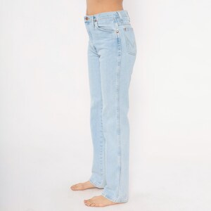 Op de afbeelding: Lichtblauwe denim jeans met een klassieke rechte pijp. De jeans hebben een knoop- en ritssluiting, voor- en achterzakken en riemlussen. De licht gewassen denim is een veelzijdig kledingstuk.