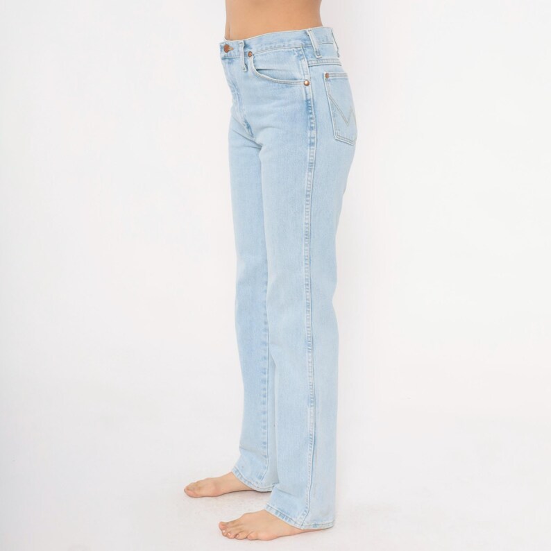 Op de afbeelding: Lichtblauwe denim jeans met een klassieke rechte pijp. De jeans hebben een knoop- en ritssluiting, voor- en achterzakken en riemlussen. De licht gewassen denim is een veelzijdig kledingstuk.