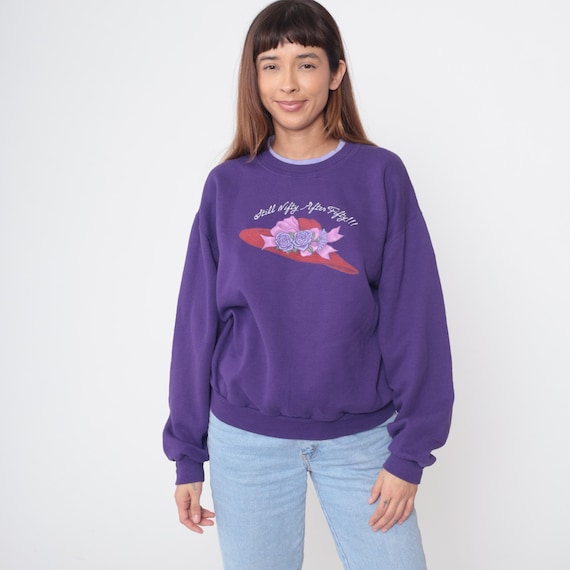 90s Purple Sweatshirt Red Hat Lady Graphic "Still Nifty After Fifty" Text Vintage Morning Sun Crew Neck Cottagecore Floral Sunhat Medium M