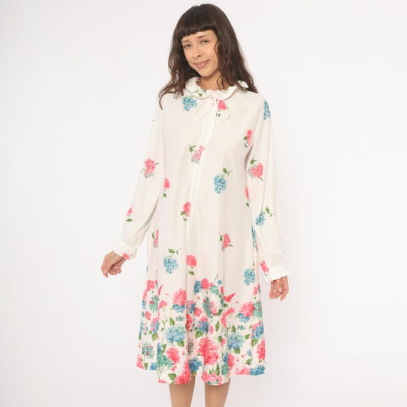 Hydrangea Floral Housecoat 70s Ruffle Collar Tie Neck Robe Pink Blue Ivory Flower Prairie Cottage Core Frill Cuff Cream Duster Medium M