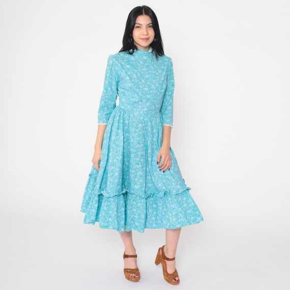 70s Prairie Dress Blue Calico Floral Midi Dress Retro Lace Trim Tiered 3/4 Sleeve Mock Neck Bohemian Cottagecore Hippie Vintage 1970s Small