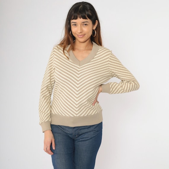 Vintage Tan Chevron Sweater 70s Striped Pullover Knit V-Neck Jumper Boho Hippie Retro Polyester Wool Blend Knitwear 1970s Small Medium