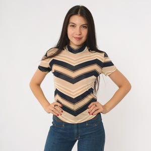 90er Chevron Gestreiftes Shirt Beige Marine Blau Mock Neck Top Boho Hippie Kurzarm TShirt Retro Basic Tailliertes Casual Tee Vintage 1990s S