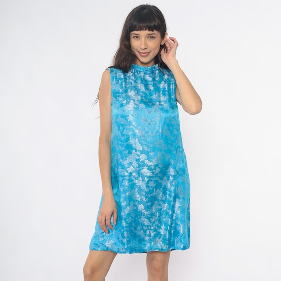 60s Asian Print Dress Cheongsam Sky Blue Chinoiserie Pagoda Scenic Silk Sleeveless Knee Length Shift Vintage Mod Style Gogo Dancer Small S