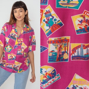 Camisa estampada de viagem 80s blusa com botões rosa cartão postal México Indonésia Haiti Canadá Venezuela Inglaterra manga curta top 1980 vintage pequeno S