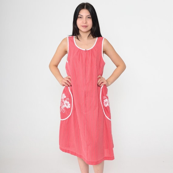 Vintage 80s Red Striped Dress Floral Embroidered Pocket Front Zip Up Sleeveless Scoop Neck Loose Fit Shift Cottagecore Midi 1980s Large L