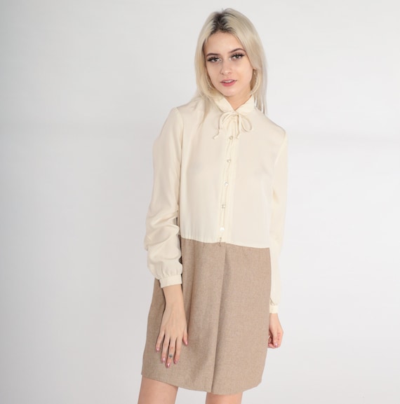 70s Secretary Dress Mini Dress Button up Shift Peter Pan Collar Neck Tie Retro Long Sleeve Cream Taupe Wool Blend Vintage 1970s Medium M
