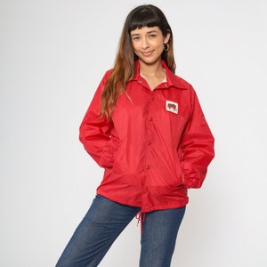 70er Jahre Windjacke Rote Erdbeere Patch Snap Button Up Varsity Jacke Sport Vintage 1970er Jahre Sportswear Uniform Klein