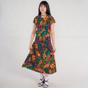 Robe fleurie tropicale des années 90, robe mi-longue taille basse à manches courtes Hibiscus fleur feuille imprimé violet vert jaune vintage des années 1990 Medium 8 image 2