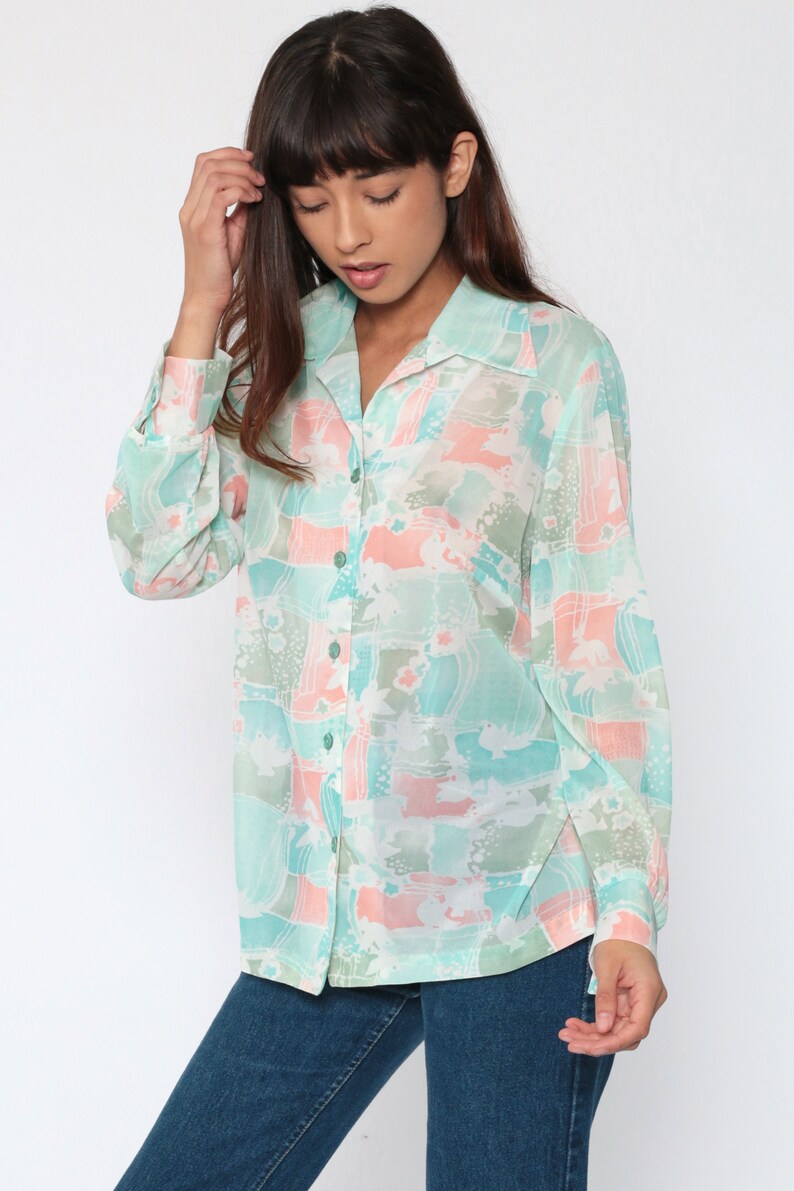 Puede incluir: Camisa abotonada de manga larga con un estampado abstracto en tonos pastel en verde menta, melocot&oacute;n y gris. La blusa tiene cuello y se combina con vaqueros azules. El dise&ntilde;o de la camisa presenta una tela suave y fluida.