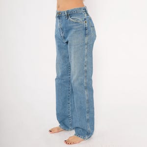 Pu&ograve; includere: Jeans in denim blu chiaro con un classico design a cinque tasche. I jeans hanno un taglio dritto e un lavaggio sbiadito, che conferisce loro un aspetto vintage. I jeans sono realizzati in resistente materiale denim.