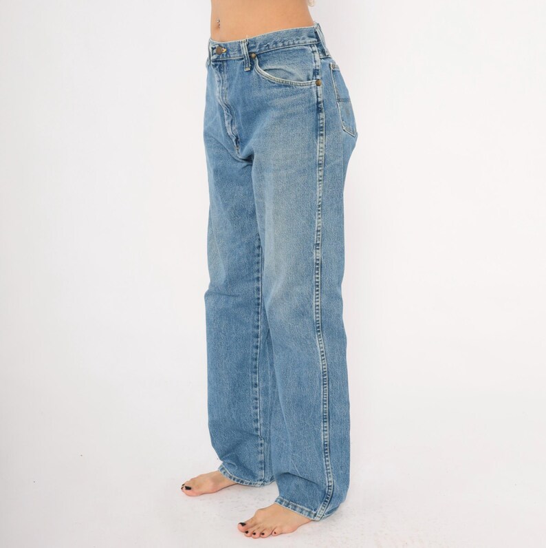 Pu&ograve; includere: Jeans in denim blu chiaro con un classico design a cinque tasche. I jeans hanno un taglio dritto e un lavaggio sbiadito, che conferisce loro un aspetto vintage. I jeans sono realizzati in resistente materiale denim.