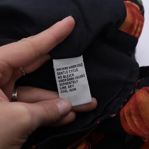 Puede incluir: Etiqueta de cuidado blanca con instrucciones de lavado en negro: Lavar a m&aacute;quina con agua fr&iacute;a, ciclo delicado, sin blanqueador, lavar los colores oscuros por separado, secar en l&iacute;nea, planchar en fr&iacute;o.