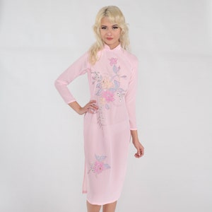 Ao Dai Dress 70s Sheer Pink Floral Midi Dress Glitter Flower Print Cheongsam High Side Slit Vietnamese Asian Shift Vintage 1970s 2xs xxs