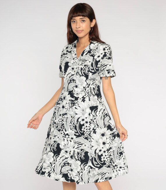 70s Floral Shift Dress Mod Knee Length Midi Button Up Shirtdress Retro Hippie Short Sleeve Boho Summer Black White Vintage 1970s Medium M