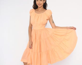 Vestido de los años 60 con mangas abullonadas color melocotón, falda escalonada, corpiño fruncido, escote redondo, largo hasta la rodilla, estilo pradera, volantes, manga corta, estilo cottagecore, coqueto, talla S