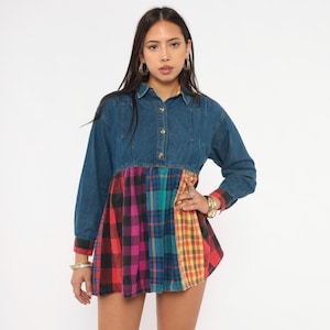 Könnte beinhalten: Ein Jeanshemdkleid mit einem bunten Karomuster-Rock. Das Oberteil ist aus mittelblauem Denim mit langen Ärmeln und Knopfverschlüssen. Der Rock hat eine lebendige Mischung aus roten, rosa, grünen und gelben Karomustern.