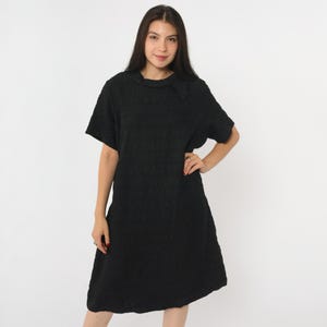 Vintage 60s Black Shift Dress XL Mod Party Knee Length Midi Dress Retro Textured Short Sleeve Plain Minimal Chic Formal 1960s Extra Large