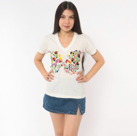 Embroidered Peacock Tee 80s Folk Art Floral Bird Cotton V Neck White Cream Short Sleeve Colorful Mexican Prairie Cottage Core Top Small S