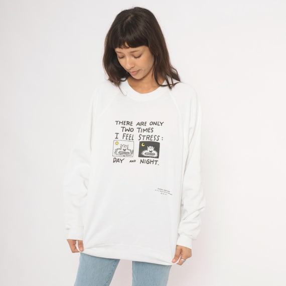 Stress Day And Night Funny Cat Sweatshirt 90s Shoebox Greetings Graphic Crewneck White Pullover Raglan Sleeve Novelty Extra Large XL