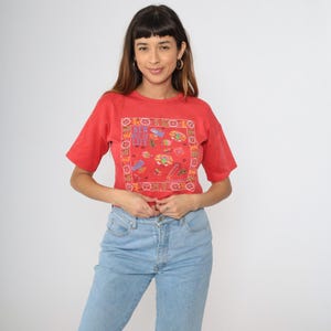 Vintage jaren 90 crop T-shirt rood grafisch T-shirt nieuwe manier van leven Azteekse Meso-Amerikaanse stijl print dierensymbolen jaren 90 afgesneden zoom extra kleine xs