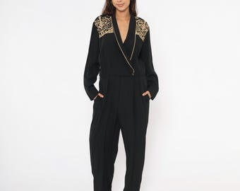 Combinaison brodée dorée des années 80 noire cache-cœur à col châle, détail baroque aux épaules, manches longues ample une pièce vintage grand L