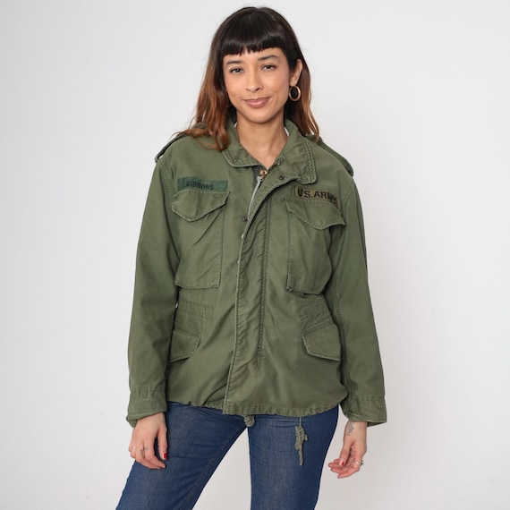Military Field Jacket 80s Vintage US Army M65 Olive Green Cotton Blend Name Tape Combat Utility Multiple Pocket Vietnam Era Small Short