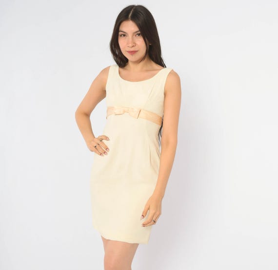 60s Cream Shift Dress Peach Empire Waist Sleeveless Scoop Neck Knee Length Mod Cocktail Party Wedding Guest Sheath Vintage Extra Small XS