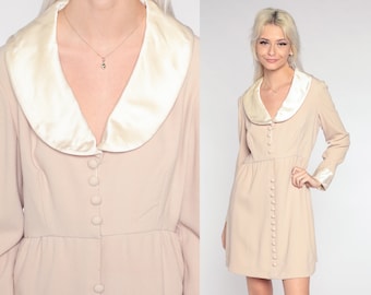 Jaren '70 Mini Jurk Beige Button Up Mod Jurk Babydoll Satijnen Kraag Hoog Getailleerde Jaren 1970 Vintage Retro Lange Mouw I Magnin Retro Minijurk Kleine S