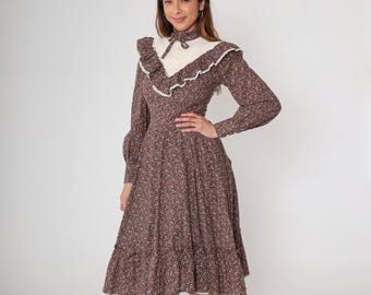 Vestido estilo pradera Gunne Sax, años 70, marrón, con estampado floral, algodón, manga larga, vintage, bajo con volantes, midi, estilo cottagecore, folk, pionero, country, festival, talla pequeña S
