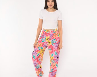 Calça floral afunilada dos anos 90, rosa, roxa e azul-petróleo, com pregas e cintura alta. Estampa floral colorida, ideal para o verão e a primavera. Tamanho pequeno (S) vintage.