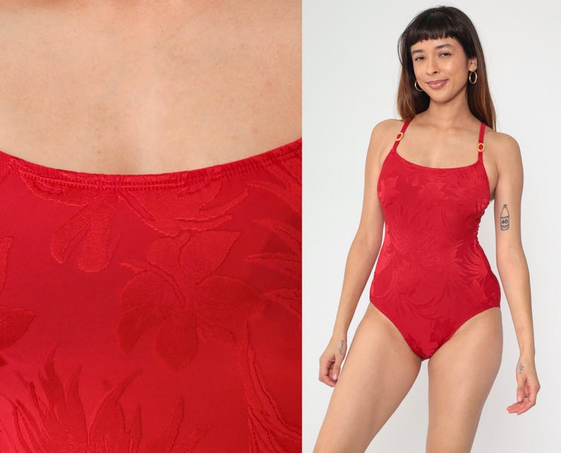 Peut inclure: Maillot de bain rouge &agrave; motif floral. Le maillot de bain a des bretelles fines et un d&eacute;collet&eacute; arrondi.