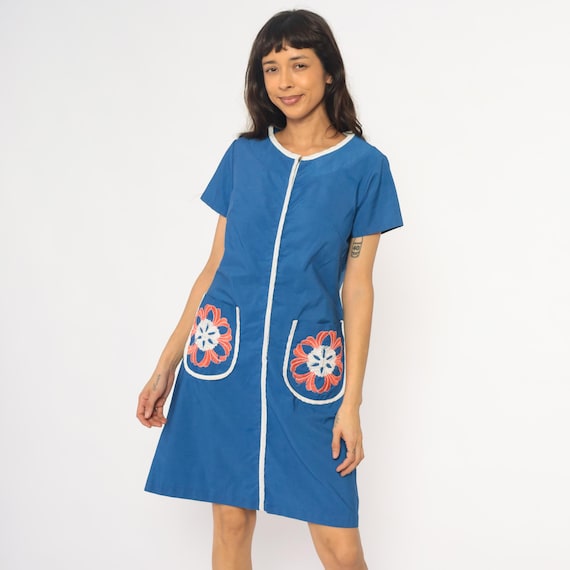 70s Embroidered Dress Blue White Trim Floral Pockets Cotton House Dress Shift Knee Length Cottagecore Prairie Garden Vintage Medium M