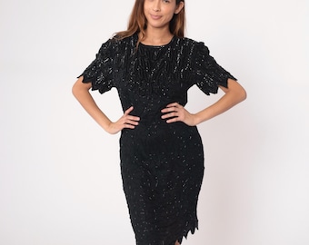 Robe en soie perlée noire des années 90 cocktail à paillettes manches courtes moulante vintage soirée ourlet festonné détail en zigzag LBD formel moyen M