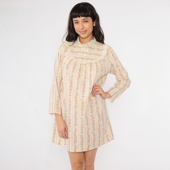 Vintage Floral Prairie Nightgown 70s Cream Pink Stripe Print Boho Lace Trim Long Sleeve High Neck Lounge Dress 1970s Cottagecore Medium M