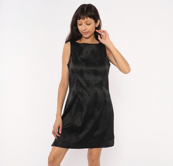90s Black Jacquard Shift Dress Sleeveless Floral Embossed Satin Mini Boat Neck Cocktail Party Going Out Clubbing Damask Rose Womens Large L