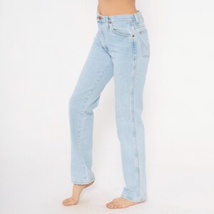 Op de afbeelding: Lichtblauwe jeans met een klassieke rechte pijp. De jeans hebben een klassiek ontwerp met vijf zakken en een lichte wassing. Gemaakt van duurzaam denim, deze jeans zijn geschikt voor dagelijks gebruik. De jeans zijn lichtblauw.